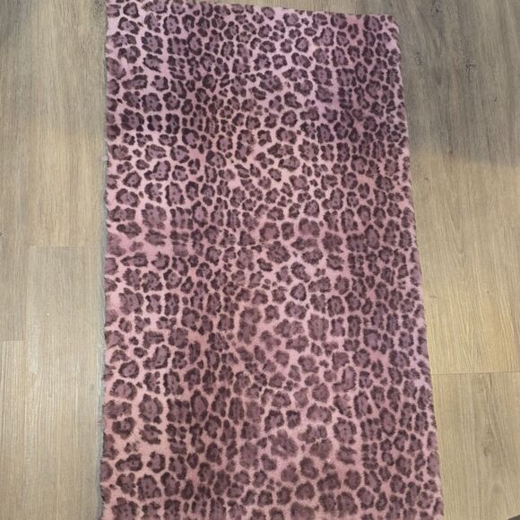 Catalina Home Collection Pink Leopard Print Faux Rabbit Accent Rug - Picture 4 of 5